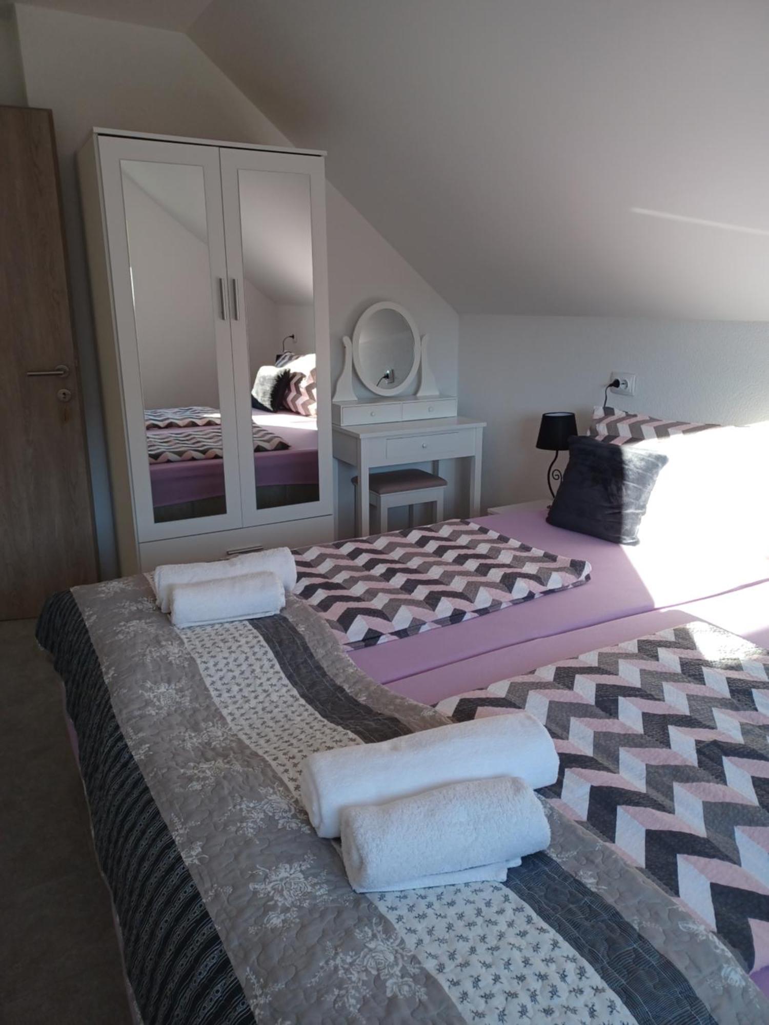 Apartmani Marijamagdalena Gračac 外观 照片